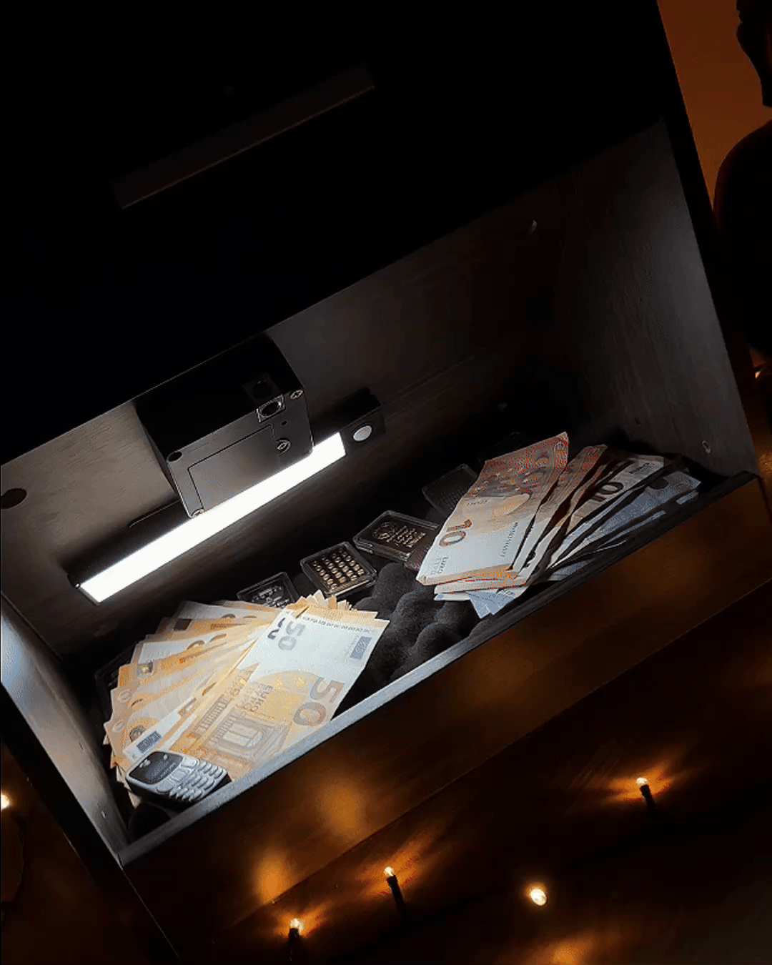 HausVersteck™ nachtkastje met geheim vak onderaan
